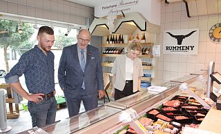 Fleischermeister Nils Wüllner zeigt Peter Eul, Präsident der Handwerkskammer OWL, und Lisa Büngeler, Betriebsberaterin der Handwerkskammer, seine Produkte in der Bad Lippspringer Metzgerei Rummeny. - Uwe Müller Fleischermeister Nils Wüllner zeigt Peter Eul, Präsident der Handwerkskammer OWL, und Lisa Büngeler, Betriebsberaterin der Handwerkskammer, seine Produkte in der Bad Lippspringer Metzgerei Rummeny. - Uwe Müller