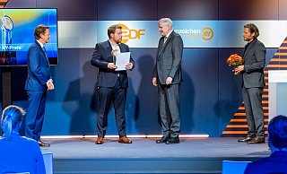XY-Moderator Rudi Cerne (l.) und Schauspieler Sebastian Sröbel (r.) flankieren Dennis Hennig und Horst Seehofer. - ZDF / Svea Pietschmann XY-Moderator Rudi Cerne (l.) und Schauspieler Sebastian Sröbel (r.) flankieren Dennis Hennig und Horst Seehofer. - ZDF / Svea Pietschmann