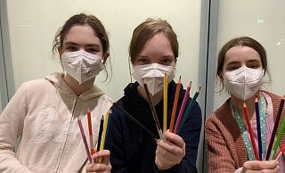 Luzie, Maya und Layla (v. l.) haben mit ihrem Buntstift-Test überzeugt: Für sie geht es zum "Jugend forscht"-Landeswettbewerb. - Ingrid Löcke Luzie, Maya und Layla (v. l.) haben mit ihrem Buntstift-Test überzeugt: Für sie geht es zum "Jugend forscht"-Landeswettbewerb. - Ingrid Löcke