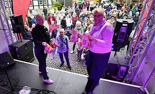 Kathrin Kirchhoff (Sparkasse Herford, Hauptsponsor des Zwiebelmarktes, v. l.) und Bürgermeisterin Susanne Rutenkröger verteilen auf dem Rathausplatz Zwiebelnetze an die Besucherinnen und Besucher des Zwiebelmarktes. - Gerald Dunkel Kathrin Kirchhoff (Sparkasse Herford, Hauptsponsor des Zwiebelmarktes, v. l.) und Bürgermeisterin Susanne Rutenkröger verteilen auf dem Rathausplatz Zwiebelnetze an die Besucherinnen und Besucher des Zwiebelmarktes. - Gerald Dunkel