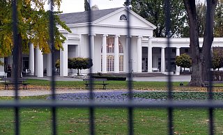 Hinter Gittern: Das von Peter Joseph Lenné zwischen 1851 und 1853 angelegte heutige Gartendenkmal will der CDU-Ratsherr und Stadtheimatpfleger Klaus Peter Schumann wieder einzäunen. - Thorsten Gödecker Hinter Gittern: Das von Peter Joseph Lenné zwischen 1851 und 1853 angelegte heutige Gartendenkmal will der CDU-Ratsherr und Stadtheimatpfleger Klaus Peter Schumann wieder einzäunen. - Thorsten Gödecker