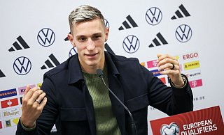 Nico Schlotterbeck spricht im Windsor Park von Belfast. - Christian Charisius/dpa Nico Schlotterbeck spricht im Windsor Park von Belfast. - Christian Charisius/dpa