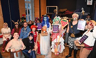 Die Jury (l.) mit den Gewinnern des Cosplay-Wettbewerb, Lina als Emily the Corpse Bride, Alida als Hatsune Miku, Axthand Morgen alias Connor und Tara als Shanks. - Thomas Kube Die Jury (l.) mit den Gewinnern des Cosplay-Wettbewerb, Lina als Emily the Corpse Bride, Alida als Hatsune Miku, Axthand Morgen alias Connor und Tara als Shanks. - Thomas Kube