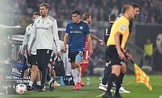 In der 68. Minute der Partie gegen Fortuna Düsseldorf verlässt Arminia-Profi Stefano Russo (Mitte) mit ernster Miene das Spielfeld (links Mannschaftsarzt Stefan Budde). - Teresa Kroeger In der 68. Minute der Partie gegen Fortuna Düsseldorf verlässt Arminia-Profi Stefano Russo (Mitte) mit ernster Miene das Spielfeld (links Mannschaftsarzt Stefan Budde). - Teresa Kroeger