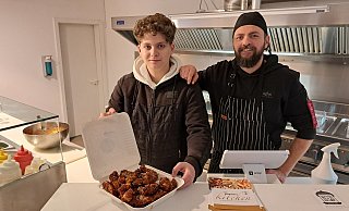 Wiaam Almousslli und sein Sohn Mohamad haben Chicken-Wings zubereitet, die sie in "Wiaam's Kitchen" im Kreis Gütersloh anbieten. - Marion Pokorra Wiaam Almousslli und sein Sohn Mohamad haben Chicken-Wings zubereitet, die sie in "Wiaam's Kitchen" im Kreis Gütersloh anbieten. - Marion Pokorra