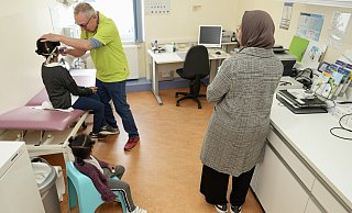 Der pensionierte Kinderarzt Wolfgang Adam (75) zählt zu den Vertretungen, die die Bielefelder Kinderarztpraxis an der Obernstraße in Bielefeld vor der Schließung bewahrt haben. Bis jetzt. - Peter Unger Der pensionierte Kinderarzt Wolfgang Adam (75) zählt zu den Vertretungen, die die Bielefelder Kinderarztpraxis an der Obernstraße in Bielefeld vor der Schließung bewahrt haben. Bis jetzt. - Peter Unger