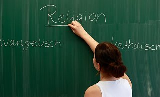 Religion spielt an den Löhner Grundschulen eine wichtige Rolle - auch wenn sie sich nicht zu einem Glauben bekennen. Auch deshalb sehen Kirchen und Verwaltung kein Problem darin, mehrere Einrichtungen zu Gemeinschaftsschulen zu machen. - picture alliance/dpa Religion spielt an den Löhner Grundschulen eine wichtige Rolle - auch wenn sie sich nicht zu einem Glauben bekennen. Auch deshalb sehen Kirchen und Verwaltung kein Problem darin, mehrere Einrichtungen zu Gemeinschaftsschulen zu machen. - picture alliance/dpa