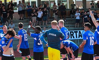 Arminias U23 verabschiedet sich am 21. Mai 2018 nach dem Spiel gegen Rheine von der Rußheide und den Fans. Links Arminias Finn Holsing, der schon Chef des NLZ war. - Andreas Zobe Arminias U23 verabschiedet sich am 21. Mai 2018 nach dem Spiel gegen Rheine von der Rußheide und den Fans. Links Arminias Finn Holsing, der schon Chef des NLZ war. - Andreas Zobe