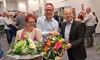 Blumen gibt es für Gudrun Bauer, die als Bürgermeisterkandidatin für Move angetreten war, und für den Amtsinhaber Theo Mettenborg (m.), der auch künftig der Bürgermeister von Rheda-Wiedenbrück ist. Christoph Krahn, Erster Beigeordneter, gratuliert. - Marion Pokorra Blumen gibt es für Gudrun Bauer, die als Bürgermeisterkandidatin für Move angetreten war, und für den Amtsinhaber Theo Mettenborg (m.), der auch künftig der Bürgermeister von Rheda-Wiedenbrück ist. Christoph Krahn, Erster Beigeordneter, gratuliert. - Marion Pokorra
