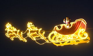 Den fliegenden Weihnachtsmann kennt wohl jeder Besucher. Doch welche ungewöhnlichen und besonderen Highlights hat der Weihnachtsmarkt noch zu bieten? - Katharina Eisele Den fliegenden Weihnachtsmann kennt wohl jeder Besucher. Doch welche ungewöhnlichen und besonderen Highlights hat der Weihnachtsmarkt noch zu bieten? - Katharina Eisele