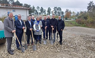 Offizieller Baustart: Matthias Goeken (v. l.), Leander Sasse, Tobias Scherf, Josef Schrader, Ministerin Ina Scharrenbach, Andreas Braunst, Hubertus Kuhaupt, Patrick Engelbracht, Andreas Niggemeyer und Thomas Kalman. - Dieter Scholz Offizieller Baustart: Matthias Goeken (v. l.), Leander Sasse, Tobias Scherf, Josef Schrader, Ministerin Ina Scharrenbach, Andreas Braunst, Hubertus Kuhaupt, Patrick Engelbracht, Andreas Niggemeyer und Thomas Kalman. - Dieter Scholz