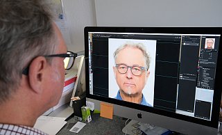 Andreas Bohla hat sein eigenes Passbild in die Software auf seinem Rechner geladen. Der Bad Oeynhausener Fotograf ist im weiteren Umkreis der einzige, der bisher für das digitale Verfahren zertifiziert ist. - Nicole Bliesener Andreas Bohla hat sein eigenes Passbild in die Software auf seinem Rechner geladen. Der Bad Oeynhausener Fotograf ist im weiteren Umkreis der einzige, der bisher für das digitale Verfahren zertifiziert ist. - Nicole Bliesener