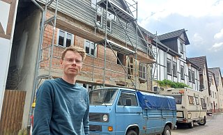 Der Leipziger Architekt Leon Sandten, ein gebürtiger Warburger, saniert an der Stadtmauer in der Altstadt ein altes Fachwerkhaus. Das kleine Wohngebäude aus dem Beginn des 18. Jahrhunderts wurde mehrfach umgebaut. Die Bausubstanz marode, sollte es abgerissen werden. Sandtens Eltern entdeckten das Haus, der Sohn bringt Know-how und Ideen mit. - DIeter Scholz Der Leipziger Architekt Leon Sandten, ein gebürtiger Warburger, saniert an der Stadtmauer in der Altstadt ein altes Fachwerkhaus. Das kleine Wohngebäude aus dem Beginn des 18. Jahrhunderts wurde mehrfach umgebaut. Die Bausubstanz marode, sollte es abgerissen werden. Sandtens Eltern entdeckten das Haus, der Sohn bringt Know-how und Ideen mit. - DIeter Scholz