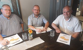 Der Warburger CDU-Stadtverband im Wahlkampfmodus: stellvertretender Vorsitzender Michael Blome (v. l.), Fraktionsvorsitzender und Bürgermeisterkandidat Hubertus Kuhaupt und Vorsitzender Rainer Kobusch. - Dieter Scholz Der Warburger CDU-Stadtverband im Wahlkampfmodus: stellvertretender Vorsitzender Michael Blome (v. l.), Fraktionsvorsitzender und Bürgermeisterkandidat Hubertus Kuhaupt und Vorsitzender Rainer Kobusch. - Dieter Scholz