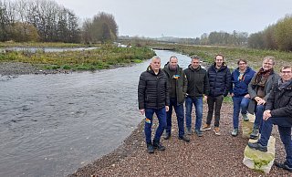 Ortsvorsteher Thomas Vonde (v. l.), Verbandstechniker Ulrich Klare, Bauleiter Klaus Leifels (UIH), Verbandsgeschäftsführer Anderas Fornefeld, Markus Busche von der Bezirksregierung, Projektleiter Bernd Schackers (UIH) und Bürgermeister Tobias Scherf. - Dieter Scholz Ortsvorsteher Thomas Vonde (v. l.), Verbandstechniker Ulrich Klare, Bauleiter Klaus Leifels (UIH), Verbandsgeschäftsführer Anderas Fornefeld, Markus Busche von der Bezirksregierung, Projektleiter Bernd Schackers (UIH) und Bürgermeister Tobias Scherf. - Dieter Scholz