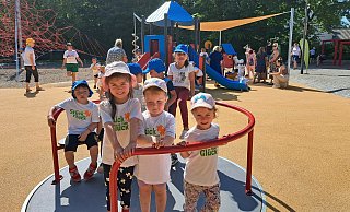 Anna (v.l.), Yana und Magalie von der Kita Tausendfüßler freuen sich, auf dem neuen Spielplatz im Kreis Gütersloh toben zu können. Das Karussell ist ebenerdig montiert und so auch im Rollstuhl zu erreichen. - Marion Pokorra Anna (v.l.), Yana und Magalie von der Kita Tausendfüßler freuen sich, auf dem neuen Spielplatz im Kreis Gütersloh toben zu können. Das Karussell ist ebenerdig montiert und so auch im Rollstuhl zu erreichen. - Marion Pokorra