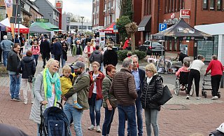 Mehrere Tausend Besucher strömen zum Frühlingsfest durch die Innenstadt. Und auch das Wetter bleibt besser als befürchtet. - Judith Gladow Mehrere Tausend Besucher strömen zum Frühlingsfest durch die Innenstadt. Und auch das Wetter bleibt besser als befürchtet. - Judith Gladow