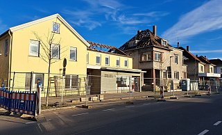 Zwei Häuser an der Bahnhofstraße werden abgerissen. In der Nummer 7 war einmal ein Lebensmittelladen, in der Nummer 9 war ein Zahnarzt - werden abgerissen. Dort entsteht ein neues Wohngebäude. - Marion Pokorra Zwei Häuser an der Bahnhofstraße werden abgerissen. In der Nummer 7 war einmal ein Lebensmittelladen, in der Nummer 9 war ein Zahnarzt - werden abgerissen. Dort entsteht ein neues Wohngebäude. - Marion Pokorra