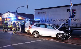 Bei dem heftigen Unfall wird auch die Ampelanlage erheblich beschädigt. - Feuerwehr Bei dem heftigen Unfall wird auch die Ampelanlage erheblich beschädigt. - Feuerwehr