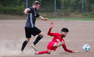 Türk Sports Emre Aydas spielt den Ball, Wellensieks Christopher Dath (l.) versucht ihn noch zu erwischen. - Andreas Zobe Türk Sports Emre Aydas spielt den Ball, Wellensieks Christopher Dath (l.) versucht ihn noch zu erwischen. - Andreas Zobe