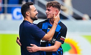 Startelfdebütant Ruben Müller wird nach seiner Auswechslung von Trainer Ralf Kettemann geherzt. - Besim Mazhiqi Startelfdebütant Ruben Müller wird nach seiner Auswechslung von Trainer Ralf Kettemann geherzt. - Besim Mazhiqi