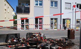 Am Morgen nach dem Brand liegen gegenüber dem betroffenen Haus in der Niedernstraße 13 in Lübbecke unter anderem verkohlte Lebensmittel auf dem Bürgersteig. - Frank Hartmann Am Morgen nach dem Brand liegen gegenüber dem betroffenen Haus in der Niedernstraße 13 in Lübbecke unter anderem verkohlte Lebensmittel auf dem Bürgersteig. - Frank Hartmann