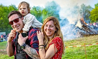 Diese junge Familie freute sich am Feuerschein des Osterfeuers am Obersee. Ihre Namen wollten sie uns nicht verraten. - Barbara Franke Diese junge Familie freute sich am Feuerschein des Osterfeuers am Obersee. Ihre Namen wollten sie uns nicht verraten. - Barbara Franke