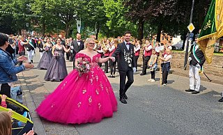 Am Pfingstmontag klappte es dann doch noch mit dem Festumzug: Sommersells Königspaar Sven Pacelt und Verena Overkott bei der Parade. - Madita Schellenberg Am Pfingstmontag klappte es dann doch noch mit dem Festumzug: Sommersells Königspaar Sven Pacelt und Verena Overkott bei der Parade. - Madita Schellenberg