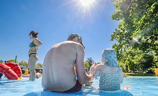 Es wird warm in OWL. Badefans sollten die heißen Tage nutzen, denn es wird wohl bald wieder kühler. - Christoph Reichwein/dpa Es wird warm in OWL. Badefans sollten die heißen Tage nutzen, denn es wird wohl bald wieder kühler. - Christoph Reichwein/dpa
