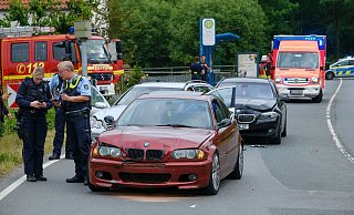 Der Schwarze BMW soll nahezu ungebremst in die wartenden Autos auf Höhe des Blitzers an der Talbrückenstraße geprallt sein. - Andreas Zobe Der Schwarze BMW soll nahezu ungebremst in die wartenden Autos auf Höhe des Blitzers an der Talbrückenstraße geprallt sein. - Andreas Zobe