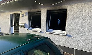 Nach dem Feuer im Erdgeschoss ist das Haus in Weiberg derzeit nicht mehr bewohnbar. - Feuerwehr Büren Nach dem Feuer im Erdgeschoss ist das Haus in Weiberg derzeit nicht mehr bewohnbar. - Feuerwehr Büren