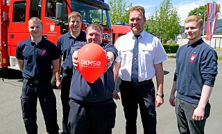 Marian Hamschmidt, Michael Bolte, Manuel Speit, Stefan Schormann-Diekmann und Björn Rübbelke unterstützten die DKMS-Aktion im Gerätehaus in Delbrück-Westenholz. - Ralph Meyer Marian Hamschmidt, Michael Bolte, Manuel Speit, Stefan Schormann-Diekmann und Björn Rübbelke unterstützten die DKMS-Aktion im Gerätehaus in Delbrück-Westenholz. - Ralph Meyer