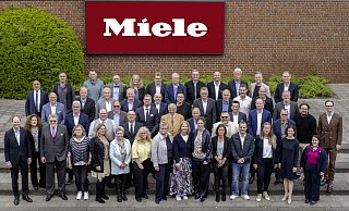 Die Miele-Geschäftsleitung mit den Jubilarinnen und Jubilaren aus Gütersloh. - Miele Die Miele-Geschäftsleitung mit den Jubilarinnen und Jubilaren aus Gütersloh. - Miele