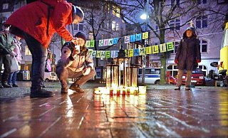 Brücken bauen - wir sind eine Menschheitsfamilie: Unter dem Motto setzen Bielefelder ein Zeichen gegen die Sprachlosigkeit zwischen Menschen mit und ohne Impfung auf dem Siggi. - Barbara Franke Brücken bauen - wir sind eine Menschheitsfamilie: Unter dem Motto setzen Bielefelder ein Zeichen gegen die Sprachlosigkeit zwischen Menschen mit und ohne Impfung auf dem Siggi. - Barbara Franke