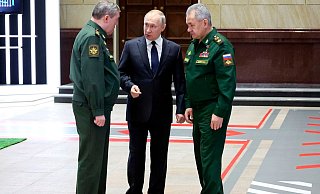 Wladimir Putin (M), Präsident von Russland, im Gespräch mit Waleri Gerassimow (l) Generalstabschef, und Sergej Schoigu, Verteidigungsminister von Russland, nach einem Treffen mit hochrangigen Militäroffizieren. - Mikhail Klimentyev/Pool Sputnik Kremlin/AP/dpa Wladimir Putin (M), Präsident von Russland, im Gespräch mit Waleri Gerassimow (l) Generalstabschef, und Sergej Schoigu, Verteidigungsminister von Russland, nach einem Treffen mit hochrangigen Militäroffizieren. - Mikhail Klimentyev/Pool Sputnik Kremlin/AP/dpa