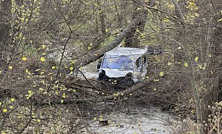 Das Fahrzeug landet mit allen vier Rädern im Bachbett. Der Fahrer ist eingeklemmt. - Feuerwehr Höxter Das Fahrzeug landet mit allen vier Rädern im Bachbett. Der Fahrer ist eingeklemmt. - Feuerwehr Höxter