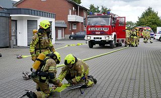 Der Löschangriff wird vorbereitet. - RalphMeyer Der Löschangriff wird vorbereitet. - RalphMeyer