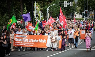 In Lippstadt kämpft der Bielefelder Gynäkologe Joachim Volz gegen das Abtreibungsverbot des Klinikums Lippstadt. Unterstützt wurde er dabei vor der ersten Gerichtsverhandlung von 2.000 Demonstranten. - Mike-Dennis Müller In Lippstadt kämpft der Bielefelder Gynäkologe Joachim Volz gegen das Abtreibungsverbot des Klinikums Lippstadt. Unterstützt wurde er dabei vor der ersten Gerichtsverhandlung von 2.000 Demonstranten. - Mike-Dennis Müller