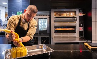 Wo einst das Herzstück der Küche, der große Pizzaofen aus Stein stand, werden jetzt auch Nachtische wie Mango-Sorbet zubereitet. - Mike-Dennis Mueller Wo einst das Herzstück der Küche, der große Pizzaofen aus Stein stand, werden jetzt auch Nachtische wie Mango-Sorbet zubereitet. - Mike-Dennis Mueller