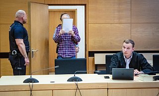 Der 82-jährige Peter D. betritt beim Prozessauftakt in Bielefeld den Gerichtssaal. - Mike-Dennis Müller Der 82-jährige Peter D. betritt beim Prozessauftakt in Bielefeld den Gerichtssaal. - Mike-Dennis Müller