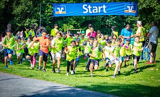 2.000 Schüler laufen drei Kilometer um den Bielefelder Obersee. - Mike-Dennis Müller 2.000 Schüler laufen drei Kilometer um den Bielefelder Obersee. - Mike-Dennis Müller