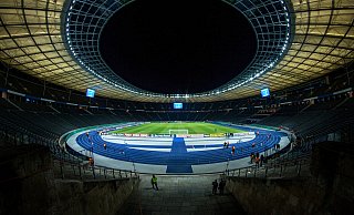 Diese Weitwinkelaufnahme vom Marathontor zeigt den Blick der Arminia-Fans ins Berliner Olympiastadion. Wer mit Schwarzmarkttickets auftaucht, kommt aber vielleicht nicht rein. - picture alliance / Eibner-Pressefoto Diese Weitwinkelaufnahme vom Marathontor zeigt den Blick der Arminia-Fans ins Berliner Olympiastadion. Wer mit Schwarzmarkttickets auftaucht, kommt aber vielleicht nicht rein. - picture alliance / Eibner-Pressefoto