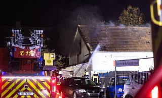 In Brackwede ist es in der Nacht zu einem Brand in einer Autowerkstatt gekommen. - Mike-Dennis Müller In Brackwede ist es in der Nacht zu einem Brand in einer Autowerkstatt gekommen. - Mike-Dennis Müller