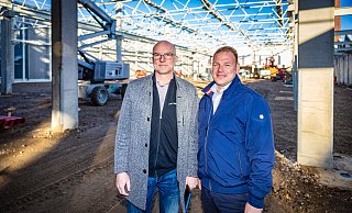 Die Herren der Baustelle von Halle 5 auf dem Firmengelände von Delius Delcotex: Prokurist Lutz Burghoff (l.) und Geschäftsführer Marc Schmidt. - Mike-Dennis Müller Die Herren der Baustelle von Halle 5 auf dem Firmengelände von Delius Delcotex: Prokurist Lutz Burghoff (l.) und Geschäftsführer Marc Schmidt. - Mike-Dennis Müller