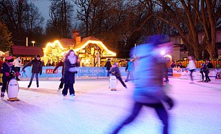 Ähnlich wie auf dem Weihnachtsmarkt in Bad Oeynhausen wird auch die Eisbahn in Bad Lippspringe die Besucher begeistern. - Peter Hübbe / Staatsbad Oeynhausen GmbH Ähnlich wie auf dem Weihnachtsmarkt in Bad Oeynhausen wird auch die Eisbahn in Bad Lippspringe die Besucher begeistern. - Peter Hübbe / Staatsbad Oeynhausen GmbH