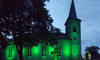 Anlässlich einer Aktion des Heimatschutzvereins leuchtete das Gotteshaus am Samstagabend ganz in Grün. - Madita Schellenberg Anlässlich einer Aktion des Heimatschutzvereins leuchtete das Gotteshaus am Samstagabend ganz in Grün. - Madita Schellenberg