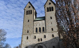 Die Gläubigen im Abdinghof-Pfarrbezirk können an Heiligabend zwischen einer Mischung aus Gottesdiensten in der Kirche und unter freiem Himmel auf dem Kirchplatz auswählen. - Marc Köppelmann (Archivfoto) Die Gläubigen im Abdinghof-Pfarrbezirk können an Heiligabend zwischen einer Mischung aus Gottesdiensten in der Kirche und unter freiem Himmel auf dem Kirchplatz auswählen. - Marc Köppelmann (Archivfoto)