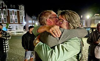 Besonders herzlich gratulierte dem Lübbecker Wahlsieger Philip Knappmeyer (SPD) seine Mutter, Kirsten Mehwald. - Heike von Schulz Besonders herzlich gratulierte dem Lübbecker Wahlsieger Philip Knappmeyer (SPD) seine Mutter, Kirsten Mehwald. - Heike von Schulz