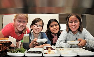 Lara, Svea, Evangelia und Giulia stehen hinter einem Tablett mit außergewöhnlichen Gewürzen und Streuzutaten, mit denen die Speisen dekoriert werden. - Waltraud Leskovsek Lara, Svea, Evangelia und Giulia stehen hinter einem Tablett mit außergewöhnlichen Gewürzen und Streuzutaten, mit denen die Speisen dekoriert werden. - Waltraud Leskovsek