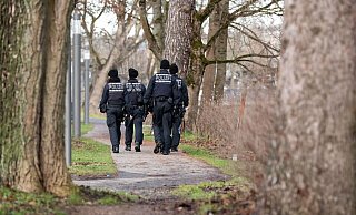 Polizeibeamte suchen das Ufer der Brigach nach dem Vermissten ab. - Silas Stein/dpa Polizeibeamte suchen das Ufer der Brigach nach dem Vermissten ab. - Silas Stein/dpa